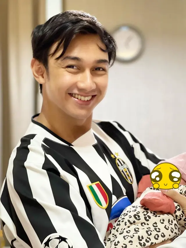 6 Potret Caesar Hito saat Gendong Baby Bible, Jadi Ayah Siaga