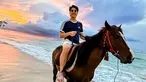 Melalui akun Instagram, El Rumi diketahui tengah menikmati waktu libur akhir tahun di Gili Trawangan. Bahkan, dirinya tak melewatkan momen untuk menjajal berkuda di tepi pantai. (Liputan6.com/IG/@elelrumi)