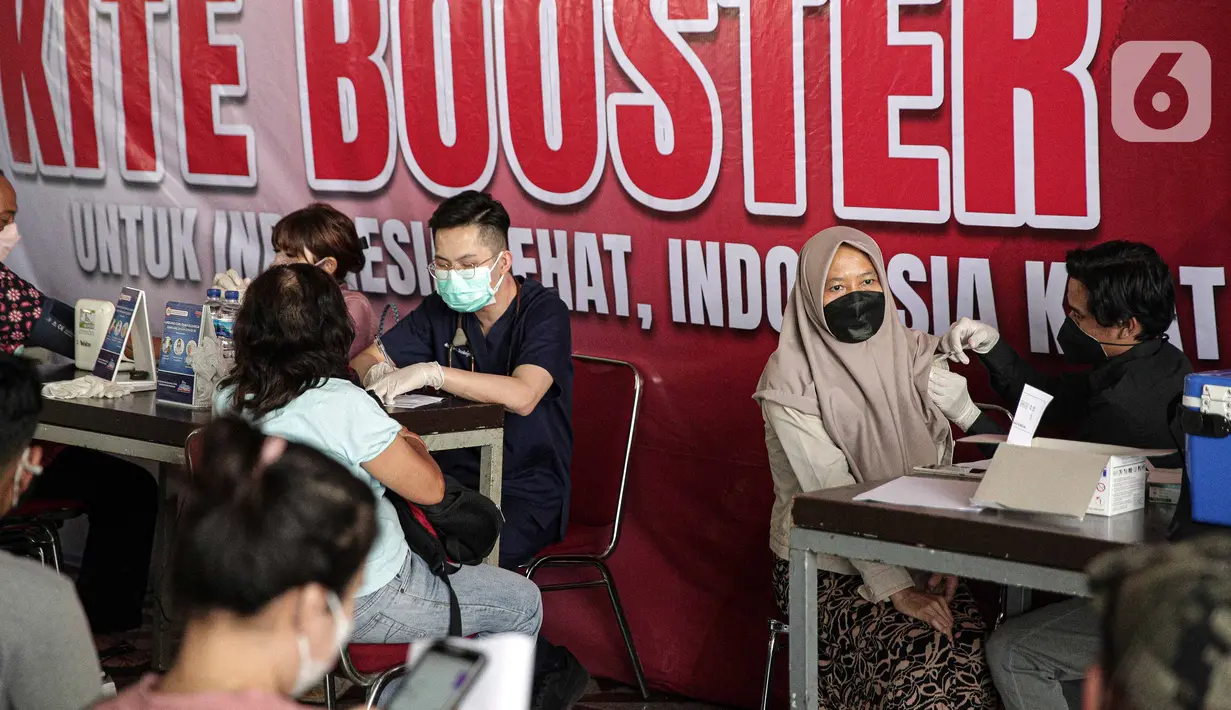 Petugas kesehatan menyuntikkan vaksin booster COVID-19 kepada warga di Pasar Tanah Abang Blok A, Jakarta, Senin (4/4/2022). Vaksinasi yang diselenggarakan Polri ini diikuti warga sekitar dan pedagang Pasar Tanah Abang yang berencana mudik Lebaran. (Liputan6.com/Faizal Fanani)