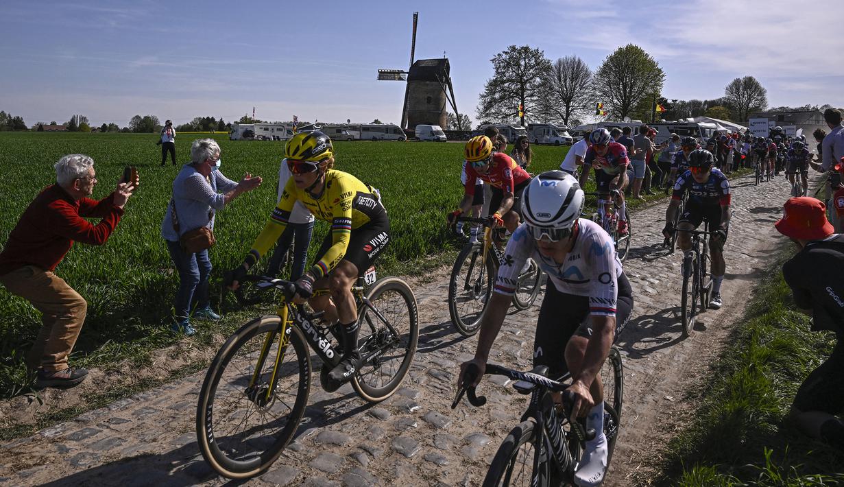 Pembalap Team Visma-Lease, Pauline Ferrand-Prevot (kiri) berkompetisi dalam ajang balap sepeda Paris Roubaix Femmes 2025 pada Sabtu (12/04/2025) waktu setempat. Perlombaan tersebut menempuh 148,5 km dari Denain hingga Roubaix, Prancis. (AFP/Julien De Rosa)