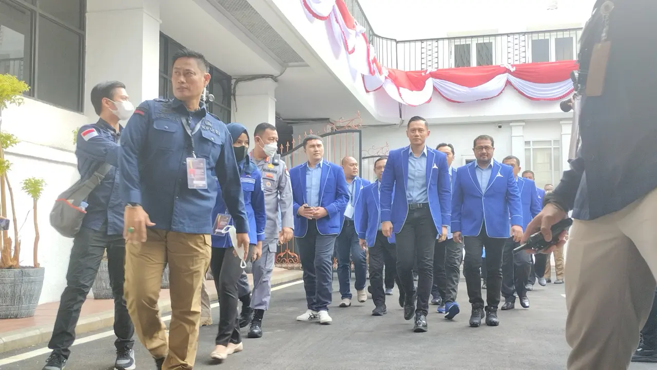 Ketua Umum Partai Demokrat Agus Harimurti Yudhoyono (AHY) mendatangi Kantor Pemilihan Umum (KPU) untuk melakukan pendaftaran sebagai peserta pemilu 2024