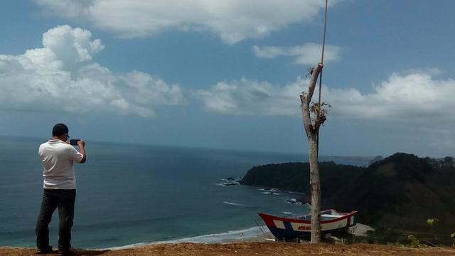 Melayang Menikmati Pantai Modangan di Malang yang Eksotis