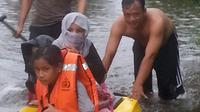 Tak hanya mengungsi, banjir juga menyebabkan sejumlah jalan protokol di Palangkaraya, Kalteng, terganggu. (Liputan6.com/Rajana K)