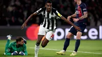 Kali ini Newcastle sempat mencuri gol terlebih dahulu lewat aksi Alexander Isak di menit ke-24. (FRANCK FIFE / AFP)