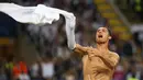 Cristiano Ronaldo begitu gembira usai tampil sebagai penentu gelar juara Liga Champions 2016. Penyerang berjuluk CR7 itu sukses menjalankan tugasnya sebagai penendang kelima dalam adu penalti sehingga Los Blancos menang 5-3. (Reuters / Stefano Rellandini)