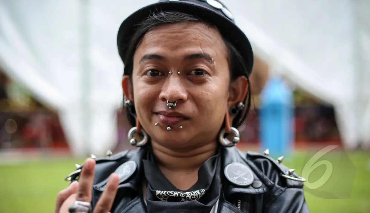 Sejumlah wajah nyentrik bermunculan di acara Indonesia Greaser Party 2015, Plaza Barat Senayan, Jakarta, Minggu (12/4/2015). Body piercing dan tattoo menjadi ciri khas tersendiri. (Liputan6.com/Faizal Fanani)