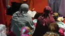 Jamaah muslimah membaca Al Quran di sela sela menunaikan shalat tarawih pertama Ramadan 1437 H di masjid Istiqlal, Jakarta, Minggu (5/6/2016). Berdasar, hasil sidang isbat ditetapkan 1 Ramadan jatuh pada Senin (6/6/2016). (Liputan6.com/Helmi Fithriansyah)