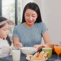 Ibu yang menyendoki anaknya makan (Foto: Freepik/tirachardz).