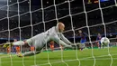 Tendangan penalti pemain Barcelona, Neymar, digagalkan Manchester City, Willy Caballero, dalam laga Grup C Liga Champions di Camp Nou, Barcelona, Kamis (20/10/2016) dini hari WIB. (AFP/Lluis Gene)