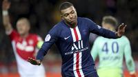 Penyerang PSG, Kylian Mbappe berselebrasi usai mencetak gol ke gawang AS Monaco pada pertandingan lanjutan Liga Prancis di Stadion Louis II, Monaco (15/1/2020). Pada pertandingan ini Mbappe mencetak dua gol dan mengantar PSG menang 4-1 atas Monaco. (AP Photo/Daniel Cole)