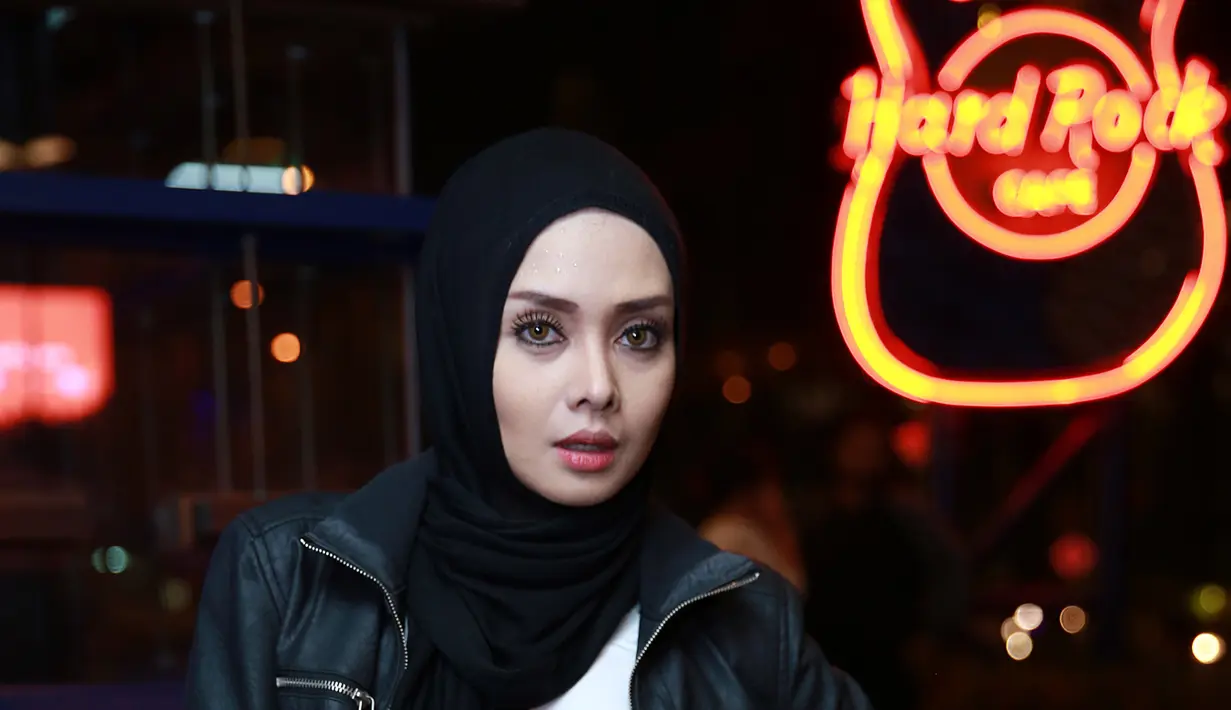 Terry Putri turut menunjukkan kepeduliannya di konser mini. Dengan diadakannya acara konser peduli yang digagas Syair.org, acara tersebut dapat memberikan informasi serta pengetahuan lebih akan virus HIV AIDS. (Deki Prayoga/Bintang.com)