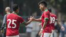Pemain Timnas Indonesia U-23, Nur Hardianto, merayakan gol bersama Osvaldo Haay ke gawang Timnas Indonesia U-19 saat uji coba di Lapangan ABC Senayan, Jakarta, Sabtu (24/2/2018). Timnas U-23 menang 5-0 atas Timnas U-19. (Bola.com/Vitalis Yogi Trisna)