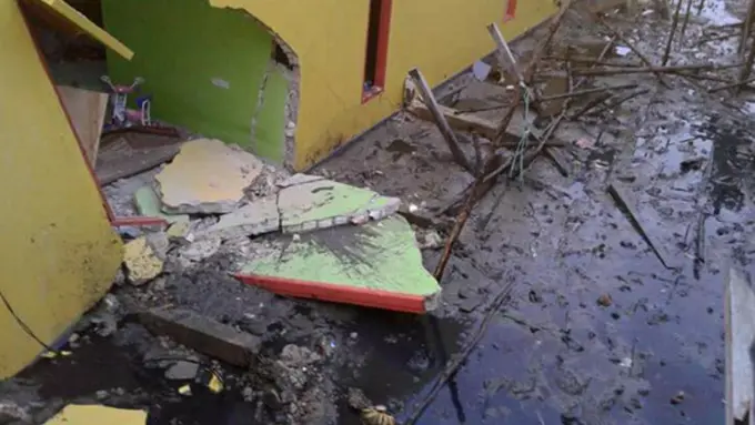 Tragis, Sederet Foto Ini Perlihatkan Dampak Gempa Tarakan