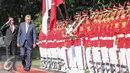 Presiden Jokowi berjalan bersama Presiden Turki Recep Tayyip Erdogan di Istana Merdeka, Jakarta, Jumat (31/7/2015). Kunjungan kenegaraan ini bertepatan dengan perayaan 65 tahun hubungan kerja sama antara Indonesia dan Turki. (Liputan6.com/Faizal Fanani)