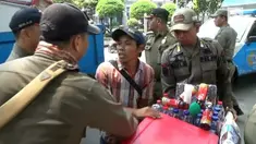 Seorang pedagang kaki lima (PKL) tidak menerima dagangannya di tertibkan oleh petugas Satpol PP