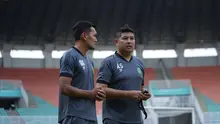 Pelatih Persikabo 1973, Aidil Sharin Sahak (kanan), berdiskusi dengan pemain asuhannya, Gilang Ginarsa. (Bola.com/Nandang Permana)