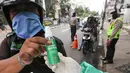 Ojek online (ojol) menerima bantuan hand sanitizer di kawasan Jalan Raden Saleh, Jakarta, Selasa (7/3/2020). Selain hand sanitizer, ojol juga menerima bingkisan makan siang dari DPP PKB kibat lesunya orderan selama pandemi corona Covid-19. (Liputan6.com/Fery Pradolo)