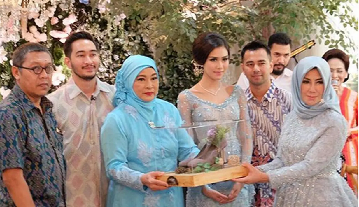 Lamaran berjalan dengan lancar, tampak Raffi Ahmad menerima para tamu yang terdiri dari keluarga besar Jeje Govinda. Raffi tampil dengan mengenakan batik dan celana cokelat. (Instagram/syahnazs)
