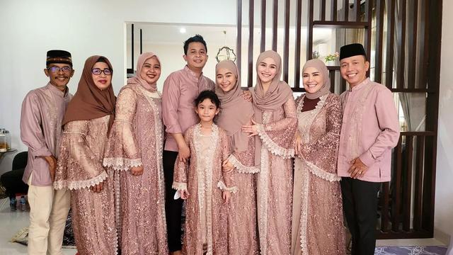 Ayu Ting Ting mengenakan hijab saat hadir dalam syukuran rumah baru Assyifa Nuraini sang adik (Foto: Instagram @ayutingting92)