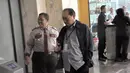 Nyaris tanpa senyum, Sutan Bhatoegana bergegas menuju ruang penyidik, Jakarta, Senin (6/10/2014) (Liputan6.com/Miftahul Hayat)