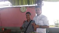 Seorang penjual kacang keliling ditawari pekerjaan usai menawarkan kacang ke Pak Ijeck. Foto: (Reza Efendi/Liputan6.com)