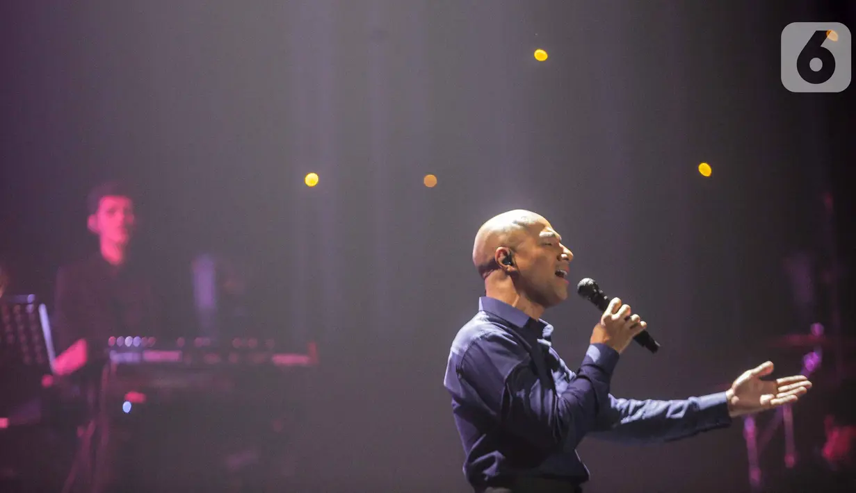Penampilan  Marcell di atats panggung konser “ Marcell Tujuh Belas" di Balai Sarbini, Jakarta, Jumat (18/10/2019). Dalam konser ini Marcell membawakan lagu Blue Moon yang dinyanyikan oleh Frank Sinatra. (Liputan6.com/Faizal Fanani)