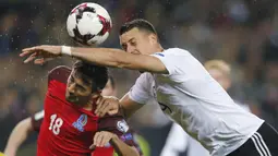 Striker Jerman, Sandro Wagner, duel udara dengan bek Azerbaijan, Tamkin Khalilzade, pada laga kualifikasi Piala Dunia di Stadion Fritz Walter, Minggu (8/10/2017). Jerman menang 5-1 atas Azerbaijan. (AP/Michael Probst)