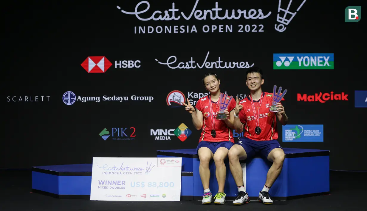 Gelar juara terbaru Zheng/Huang pada tahun ini adalah menjuarai Indonesia Open 2022. Menjadi unggulan kedua di salah satu turnamen BWF Super 1000 tersebut, Zheng/Huang berhasil mengalahkan wakil Jepang Yuta Watanabe/Arisa Higashino lewat pertarungan straight game dengan skor 21-14 dan 21-16. Atas kemenangan tersebut, kini mereka berhasil merebut kembali peringkat satu dunia di sektor ganda campuran menggeser pasangan Thailand, Dechapol Puavaranukroh/Sapsiree Taerattanachai. (Bola.com/Bagaskara Lazuardi)