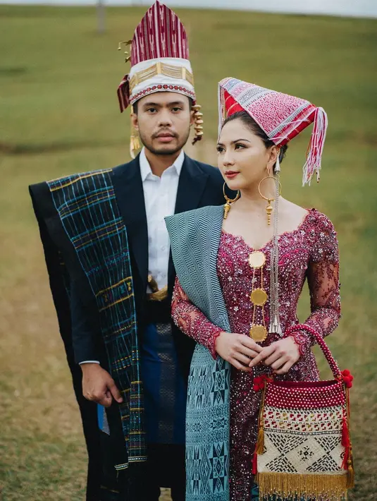 Jelang menikah pada 5 Mei 2023  mendatang, bintang sinetron Ganteng-Ganteng Srigala itu telah menjalani prosesi adat Batak diantaranya Mangain, Marhusip, hingga Martupol atau tunangan.  [Instagram/jscmila]