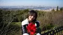 Sembari memegang bunga, Fuji kenakan atasan hitam dengan rok mini ruffle [@fuji_an]
