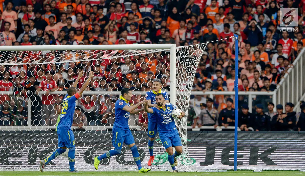 Striker Persib Bandung, Artur Gevonrkyan, merayakan gol yang dicetaknya ke gawang Persija Jakarta pada laga pekan kedelapan Shopee Liga 1 2019 di Stadion Utama Gelora Bung Karno, Senayan, Jakarta, Rabu (10/7/2019). Persija dan Persib bermain imbang. (bola.com/Yoppy Renato)