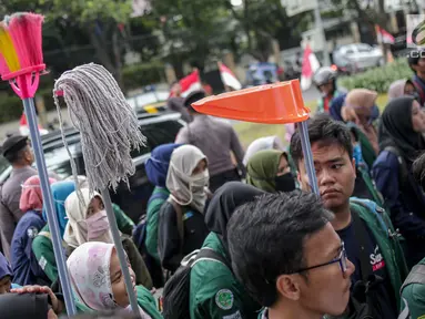 Sejumlah massa yang tergabung dalam BEM Seluruh Indonesia menggelar aksi di depan Gedung KPU, Jakarta, Selasa (23/4). Dalam Aksi #Mahasiswakawalkpu tersebut mendesak KPU RI segera menyelesaikan permasalahan pemilu. (Liputan6.com/Faizal Fanani)