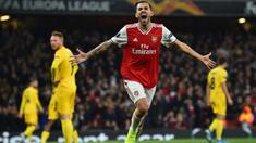 Gelandang Arsenal, Dani Ceballos, merayakan gol yang dicetaknya ke gawang Standart Liege pada laga Liga Europa di Stadion Emirates, London, Kamis (3/10). Arsenal menang 4-0 atas Liege. (AFP/Glyn Kirk)