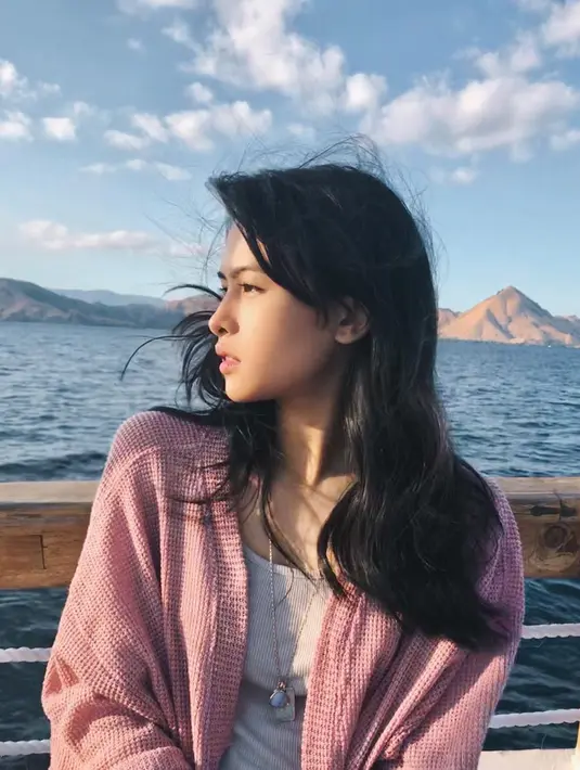 Seperti halnya di momen saat sedang berlibur di Labuan Bajo, meski terkena angin kencang di tengah laut, namun penampilan Maudy tetap sempurna dengan baju kasual dan makeup tipis. (Liputan6.com/IG/maudyayunda)