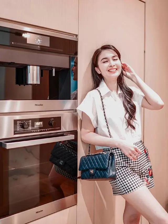 [Fimela] Bak Karakter dalam Drakor, Ini 7 Potret Sandra Dewi yang Cantik Menawan