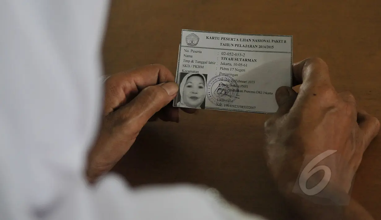 Seorang peserta menunjukan kartu peserta sebelum mengikuti Ujian Nasional (UN) kesetaraan paket B di SMPN 80 Jakarta, Senin (4/5/2015). Sebanyak 378 peserta, termasuk peserta berusia lanjut mengikuti UN di hari pertama tersebut. (Liputan6.com/Johan Tallo)