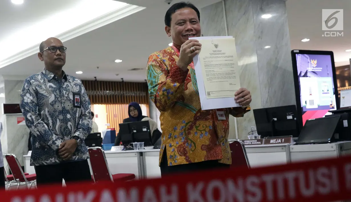 Ketua Bawaslu RI, Abhan menunjukkan Akta Pengajuan Keterangan usai menyerahkan alat bukti untuk menghadapi perselisihan hasil Pilpres 2019 di Mahkamah Konstitusi, Jakarta, Rabu (12/6/2019). Bawaslu menyerahkan 134 alat bukti serta keterangan setebal 151 halaman. (Liputan6.com/Helmi Fithriansyah)