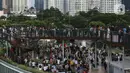 Warga memenuhi Skywalk Senayan Park untuk mengisi libur Tahun Baru dengan menikmati pemandangan Kota Jakarta, Sabtu (1/1/2022). Skywalk Senayan Park kini menjadi salah satu tempat wisata pilihan warga Jakarta lantaran pemandangannya yang instagramable. (Liputan6.com/Johan Tallo)