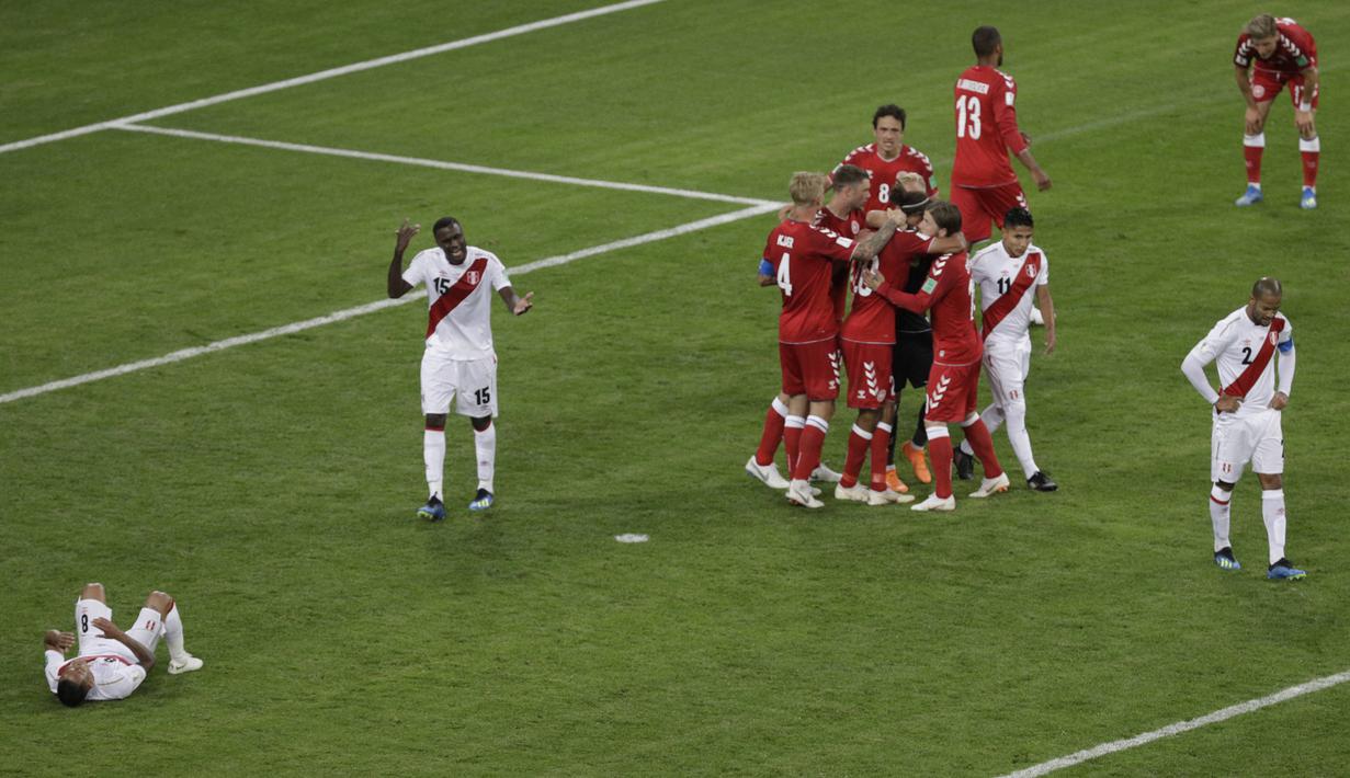 Para pemain Denmark merayakan kemenangan atas Peru pada laga Grup C Piala Dunia di Mordovia Arena, Saransk, Sabtu (16/6/2018). Denmark menang 1-0 atas Peru. (AP/Gregorio Borgia)