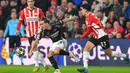 Semenit kemudian, Leandro Trossard menambah pundi gol Arsenal ke gawang PSV Eindhoven. (JOHN THYS/AFP)
