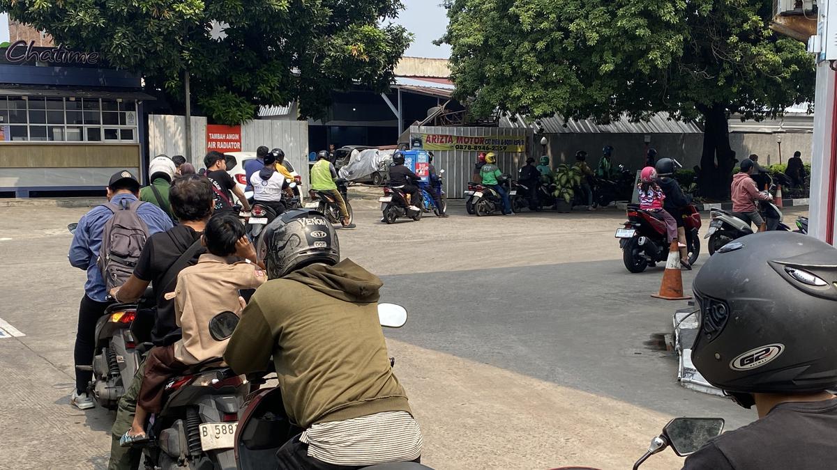 Harga Pertamax Naik, Antrean Panjang Pertalite Terlihat di B