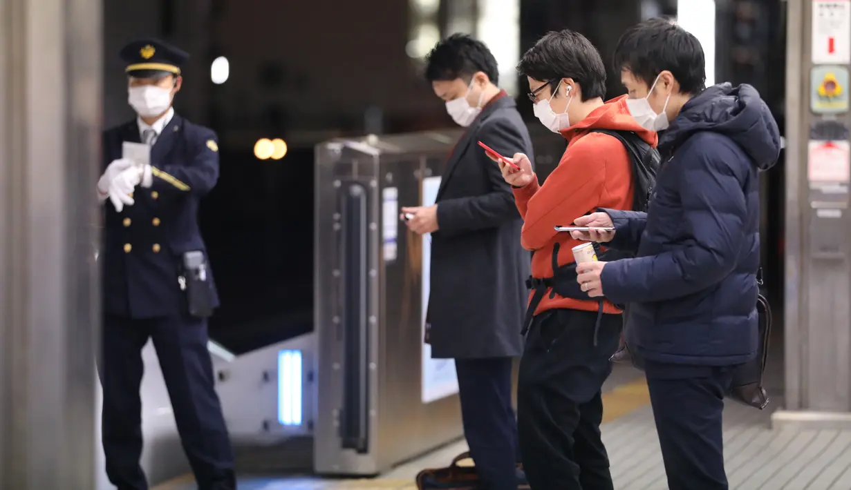 Orang-orang yang mengenakan masker menunggu kedatangan kereta Shinkansen di Stasiun Nagoya di Nagoya, Jepang, pada 10 Desember 2020. Jepang mengonfirmasi 2.810 kasus harian COVID-19 pada Rabu (9/12) ketika negara itu berjuang untuk meredam lonjakan infeksi terbaru. (Xinhua/Du Xiaoyi)