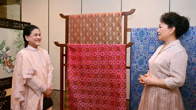 Gaya Iriana Jokowi dan Istri Presiden China, Peng Liyuan Kompak Kenakan Dress Beige Layaknya Bestie