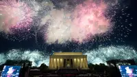 Kembang api menghiasi langit di dekat Lincoln Memorial pada perayaan Hari Kemerdekaan Amerika Serikat atau dikenal sebagai Fourth of July di Washington, DC, Kamis (4/7/2019). Perayaan Empat Juli ini mengenang deklarasi kemerdekaan Amerika dari Inggris pada tahun 1776. (AP Photo/Alex Brandon)