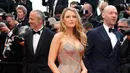 Blake Lively berpose di karpet merah saat tiba dalam pembukaan dan screening film "Cafe Society" pada Festival Film Cannes ke-69 di Prancis, Rabu (11/6). Blake Lively seksi dalam balutan gaun bernuansa nude gold meski tengah hamil. (REUTERS/Eric Gaillard)