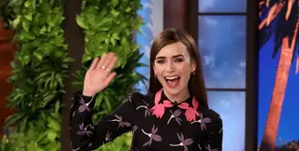 Lily Collins memakai Valentino Spring 2022 Le Progres Collection saat menjadi bintang tamu di The Ellen DeGeneres Show pada 4 Januari 2022 (Instagram @collinsupdatez)