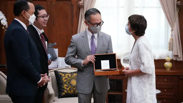 Wamenlu RI, Mahendra Siregar mengeratkan kerja sama dengan Menteri Kelautan Prancis, Annick Girardin dalam bidang maritim demi pembangunan ekonomi bersama.