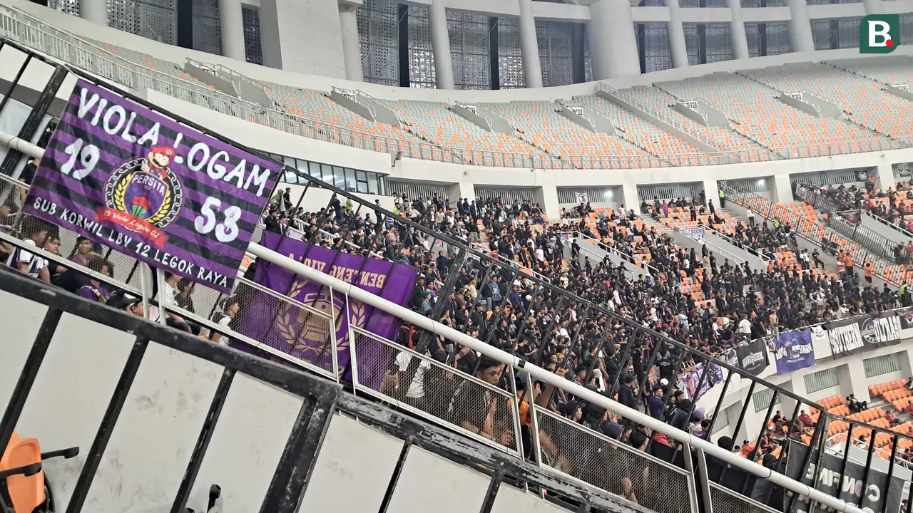 Suporter Persita Tangerang ketika bertandang ke kandang Persija Jakarta.