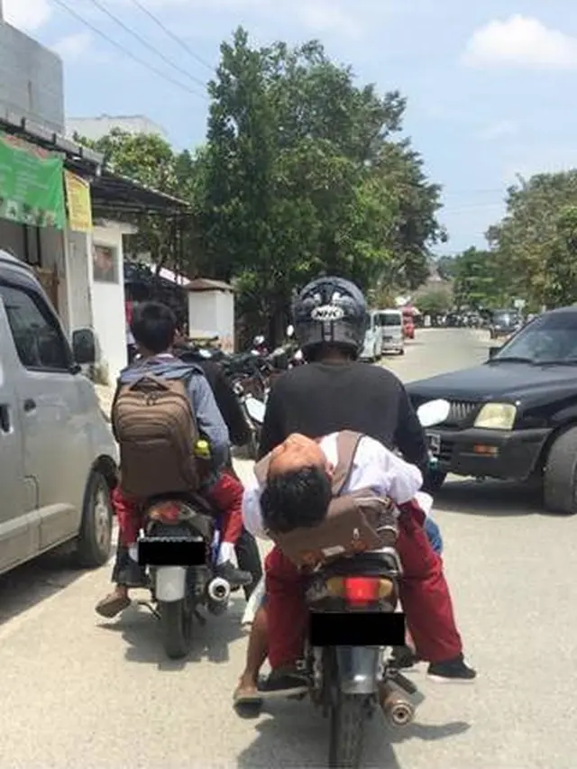8 Potret Kocak Bocah Tidur di Tempat Umum Ini Nyeleneh Banget