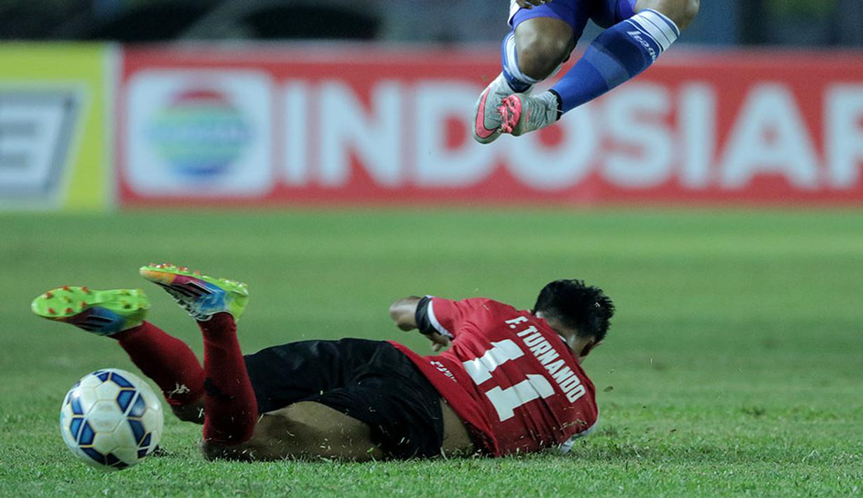 Perebutan bola antara pemain Persiba dan Persib dalam turnamen Piala Presiden 2015 di Stadion Si Jalak Harupat, Bandung. Rabu (2/9/2015). (Bola.com/Peksi Cahyo)